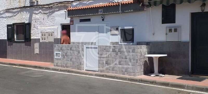 Terraza amurallada sobra la acera en la playa de Ojos de Garza/TA.